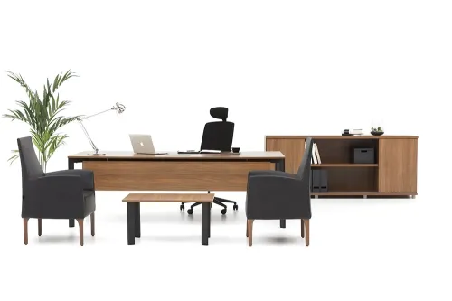 PUZZLE yönetici takımı, Samba Ceviz masa, konsol dolap, sehpa ve makam ve yönetici bekleme koltuğu ile bütünsel bir ofis atmosferi kurar.
