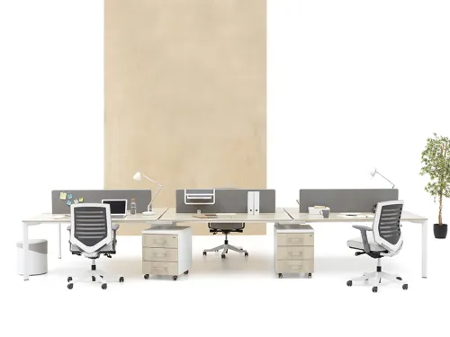 PUZZLE workstation, Akasya tonlu yüzeyi, gri panel bölücüleri ve depolama üniteleriyle modern ofis masa sistemi içinde düzenli bir çözüm sunar.