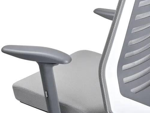 RARE açık gri ergonomik ofis koltuğu, açık tonlu oturum yüzeyi, gri kolçak yapısı ve file sırt geçişiyle premium operasyonel konforu sade biçimde yansıtır.