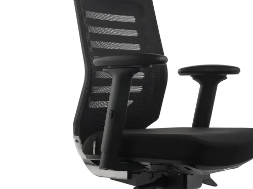 RARE siyah fileli yönetici koltuğu, yakın planda 3D kolçak yapısını, file sırt dokusunu ve ergonomik çalışma koltuğu detaylarını güçlü biçimde öne çıkarır.