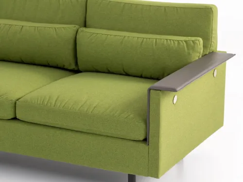 Rast kanepe detayında kol üstü yüzey, yuvarlak bağlantı vurgusu ve yumuşak kumaş yapısı modern bekleme salonu mobilyasına karakter kazandırır.