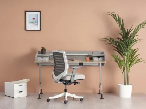 Runner Home, açık ahşap görünümlü yüzeyi, keçe paneli ve raf düzeniyle SENA koleksiyonunda sıcak görünümlü bir home office çalışma masası olarak yer alır.