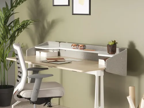 Açık ahşap tonlu Runner Home, keçe paneli ve raf sistemiyle modern öğrenci ders çalışma masası arayanlar için sıcak ve düzenli bir alan kurar.