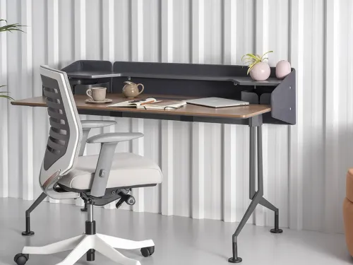 Ceviz tonlu Runner Home, koyu keçe paneli ve raflı yapısıyla daha karakterli bir home office masa görünümü sunar.
