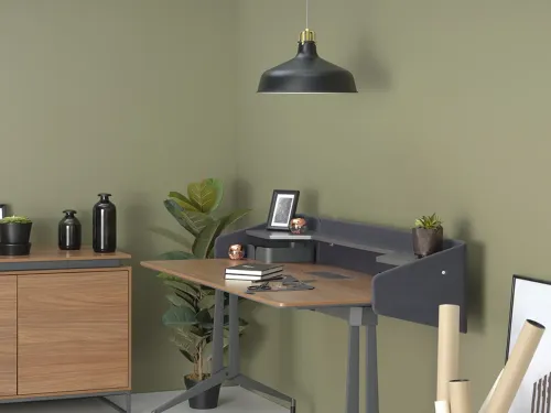 Ceviz tonlu Runner Home, metal ayaklı yapısı ve raflı üst düzeniyle ev için çalışma masası arayanlara sıcak ama kontrollü bir görünüm sunar.