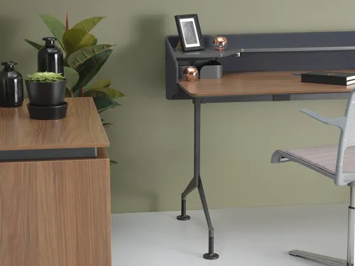 Ceviz tonlu Runner Home görselinde raf sistemi, koyu keçe panel ve masa ayağı detayı modern home office alanına daha rafine bir karakter kazandırır.