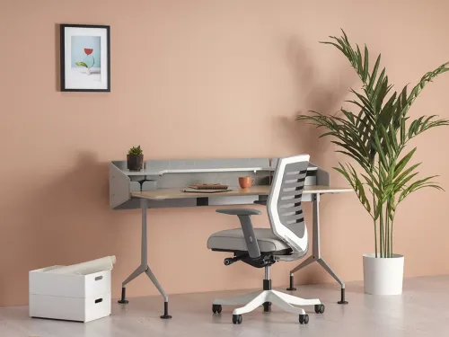 Runner Home, keçe paneli, metal ayaklı formu ve sıcak masa yüzeyiyle evde ya da öğrenci odasında düzenleyicili ders çalışma masası olarak kullanılabilir.