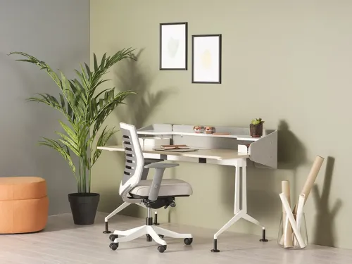 Runner Home, kompakt duruşu, raflı yapısı ve keçe paneliyle küçük alanlar için çalışma masası ihtiyacına sakin ve işlevli bir çözüm sunar.
