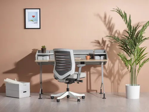 Metal ayaklı Runner Home, açık ahşap yüzeyi ve keçe panelli arka düzeniyle modern home office çalışma masası olarak dengeli bir görünüm sunar.
