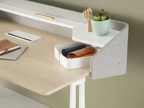 Runner Home çalışma masasında organizer bölümü, kablo çözümü ve keçe yan panel detayı, masa üstünü daha düzenli ve kullanışlı hâle getirir.