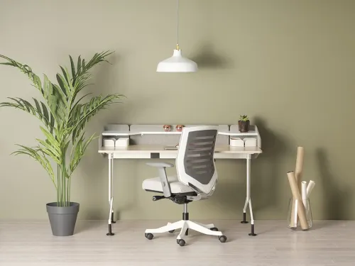 Runner Home, raflı üst yapısı, keçe paneli ve metal ayaklı formuyla modern ev çalışma alanları için düzenli ve sakin bir masa çözümü sunar.