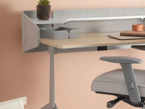 Runner Home’un sol organizer alanı, açık ahşap masa yüzeyi ve keçe panel detayı, aksesuarlı çalışma masası kullanımını sade biçimde destekler.