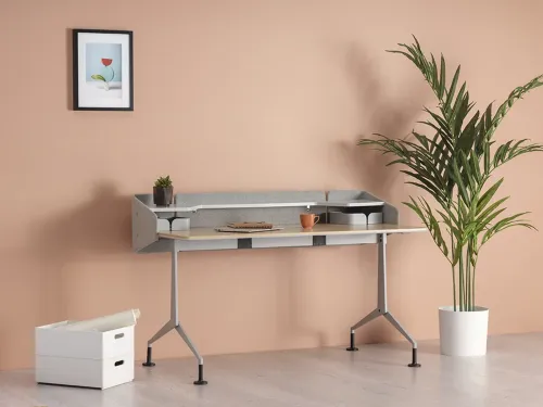 Runner Home’un tekil masa görünümü, raflı yapısı ve keçe panelli arka hattıyla minimal ev için çalışma masası ihtiyacına sakin bir çözüm sunar.