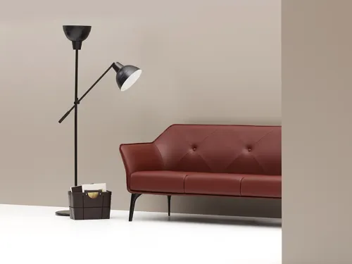 Diamond kırmızı kanepe, yönetici bekleme alanlarında sıcak ton, geometrik yüzey ve prestijli konforu bir araya getirir.