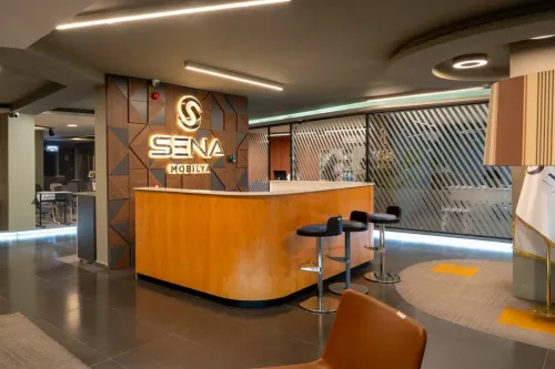 Sena Mobilya Showroom’da akustik tavan panelleri, çalışma masaları ve ofis koltukları modern bir çalışma alanı atmosferi içinde sunulur.