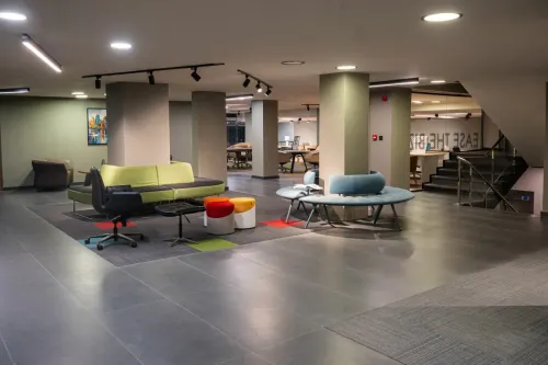 Malatya Sena Mobilya Showroom’un asma katında oturma grupları, çalışma masaları ve modern ofis mobilyaları birlikte sergilenir.