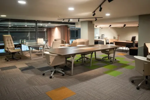 Sena Mobilya Showroom’da geniş toplantı masası, ofis koltukları ve çalışma alanı çözümleri asma kat atmosferinde yer alır.