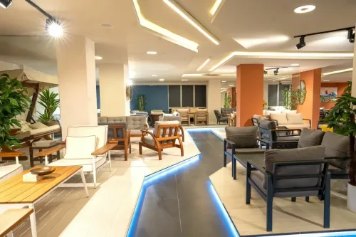 Sena Mobilya Showroom’un bahçe mobilyaları bölümünde dış mekân oturma grupları, ahşap ve metal detaylı çözümlerle sıcak bir yaşam alanı hissi sunar.