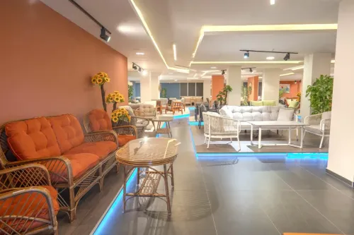 Sena Mobilya Showroom’da bahçe oturma grupları, rattan dokular, açık renk minderler ve modern dış mekân düzenleriyle yerinde deneyimlenebilir.
