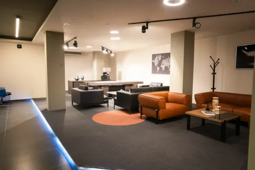 Sena Mobilya Showroom’da bekleme alanı mobilyaları, ofis koltukları ve yönetici masaları sıcak, profesyonel ve yerinde deneyimlenebilir bir düzen içinde sergilenir.