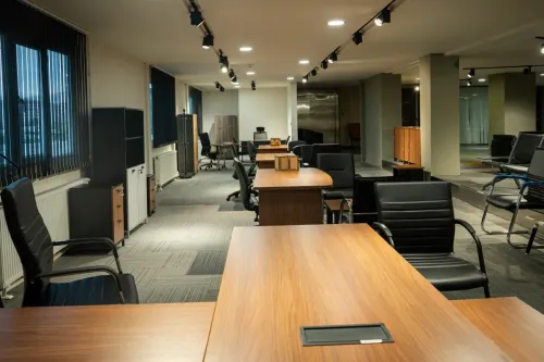 Malatya Sena Mobilya Showroom’da çalışma masaları, ofis koltukları ve depolama çözümleri kurumsal alan fikri içinde sergilenir.