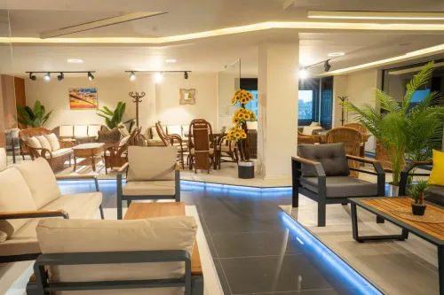 Sena Mobilya Showroom, bahçe, teras ve balkon alanları için dış mekân mobilyalarını farklı oturma grubu düzenleriyle deneyimleme imkânı sunar.