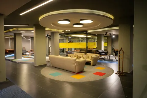 Malatya Sena Mobilya Showroom, geniş sergileme alanında lobi koltukları, makam odası çözümleri ve ofis mobilyalarını birlikte deneyimleme imkânı sağlar.