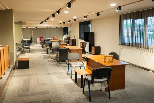 Sena Mobilya Showroom’un geniş asma kat alanında çalışma masaları, ofis koltukları ve operasyonel mobilya çözümleri bir arada sergilenir.