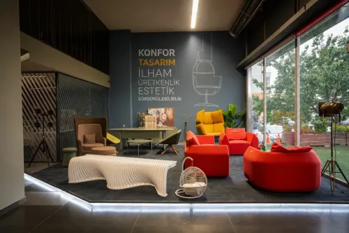 Sena Mobilya Showroom giriş alanında toplantı masası, ofis koltukları ve modern oturma çözümleri birlikte sergilenir.
