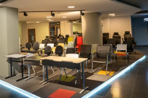 Malatya Sena Mobilya Showroom girişinde bekleme koltukları, marka bayrakları ve cam bölmeler sıcak bir karşılama deneyimi oluşturur.