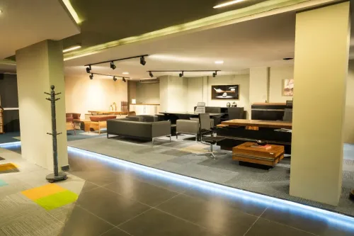 Sena Mobilya Showroom, toplantı masası, ofis koltuğu, bekleme koltuğu ve yönetici mobilyalarını kurumsal kullanım alanları içinde gösterir.