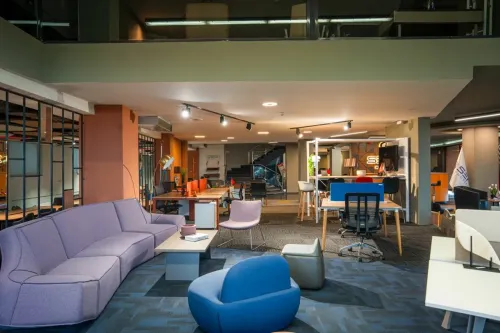 Malatya Sena Mobilya Showroom’da modern çalışma masaları, lobi koltukları ve ofis mobilyaları geniş cam cepheli bir alanda yer alır.
