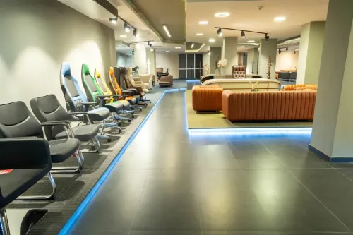 Sena Mobilya Showroom’da ofis koltukları, çalışma sandalyeleri ve modern oturma grupları farklı kullanım senaryoları içinde sergilenir.