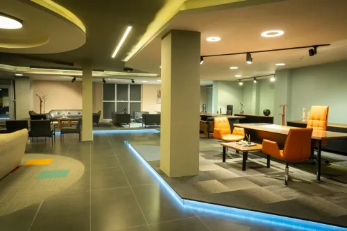 Sena Mobilya Showroom’da yönetici masaları, ofis koltukları ve oturma alanları modern ışık düzeniyle birlikte farklı çalışma alanı fikirleri sunar.