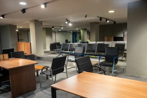 Malatya’daki Sena Mobilya Showroom’da ofis sandalyeleri, bekleme koltukları ve çalışma masaları farklı kullanım senaryoları içinde görülür.