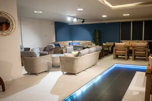 Sena Mobilya Showroom’un rattan oturma grupları alanı, bahçe mobilyası seçeneklerini doğal dokular, geniş oturumlar ve sıcak showroom atmosferiyle sunar.