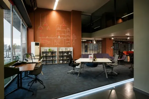 Sena Mobilya Showroom’da renkli oturma grupları, çalışma masaları ve yaratıcı ofis mobilyaları modern bir giriş atmosferinde sunulur.