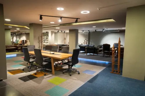 Sena Mobilya Showroom’da toplantı masası, çalışma koltukları ve kurumsal oturma alanları geniş showroom atmosferinde birlikte görülür.