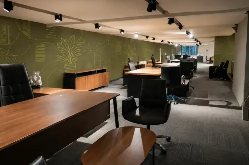 Sena Mobilya Showroom’da çalışma masaları, yönetici koltukları ve ofis mobilyaları markanın sakin, modern ve kurumsal atmosferiyle sunulur.