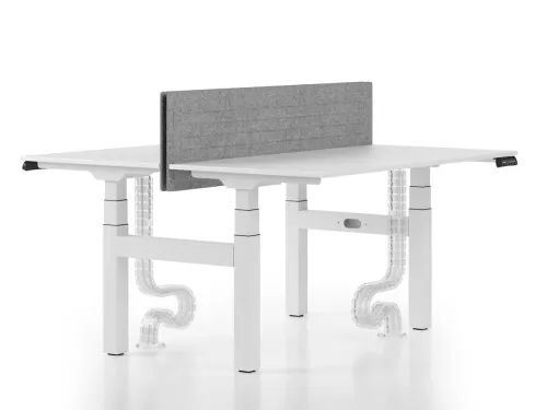 SET ikili workstation masa, beyaz çalışma yüzeyi ve gri panel bölücüleriyle oturarak ve ayakta çalışmaya uygun ergonomik bir ofis sistemi oluşturur.