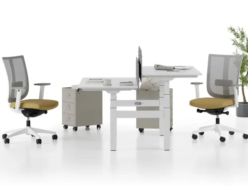 SET ergonomik çalışma masası, beyaz yüzey, gri akustik panel ve yükseklik ayarlı sistemiyle iki kişilik çalışma alanlarında konforlu bir ritim kurar.