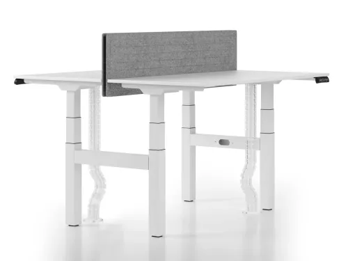 SET çalışma masası, beyaz yüzey, gri akustik panel ve şeffaf kablo düzenleme kanallarıyla modern ofislerde temiz ve hareketli bir kullanım sağlar.