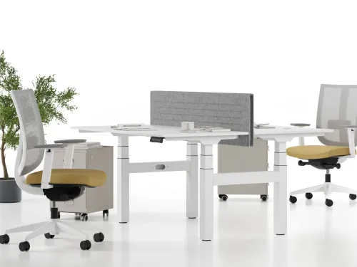 SET ayarlanabilir ofis workstation, beyaz masa yüzeyi ve gri panel yapısıyla oturarak ve ayakta çalışmaya uygun modern bir ofis çözümü sunar.