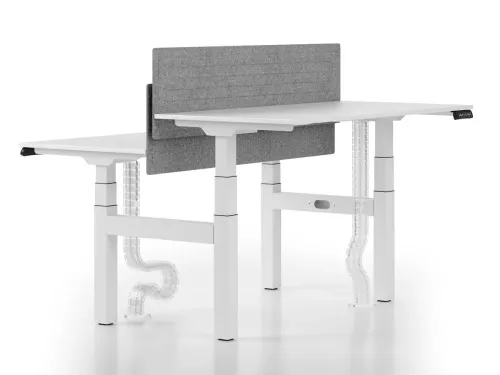 SET yükseklik ayarlı workstation, beyaz yüzeyi, gri akustik paneli ve kablo düzenleme yapısıyla iki kişilik modern ofislerde aktif çalışma düzeni sunar.