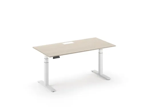 Açık ahşap tonlu SET Home, beyaz ayakları ve masa üstü kablo geçiş detayıyla ergonomik ev için çalışma masası deneyimini destekler.