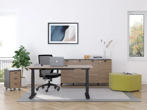 Antrasit ayaklı SET Home, ahşap tonlu yüzeyi ve sade ofis kurgusuyla ev için çalışma masası arayanlara modern ve sağlıklı bir çalışma düzeni sunar.