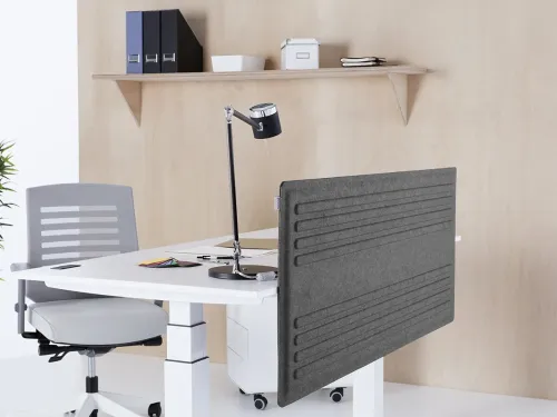 SET Home, beyaz çalışma yüzeyi, gri keçe paneli ve yükseklik ayarlı ayak yapısıyla ev için çalışma masası kullanımına ergonomik bir yorum getirir.