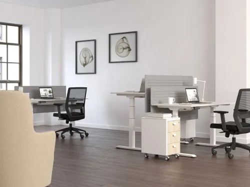 SET Home, keçe panelleri, mobil depolama üniteleri ve yükseklik ayarlı yapısıyla modern çalışma alanlarında ergonomik masa düzeni oluşturur.