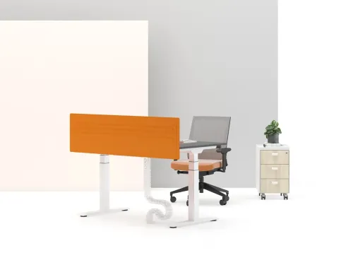 Turuncu softpan paneliyle öne çıkan SET Home, yükseklik ayarlı yapısı ve kablo çözümüyle modern Home Ofis çalışma masası için canlı bir seçenek sunar.