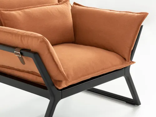 STAY tekli koltuk turuncu kumaş ile deri kayış detayı ve ahşap iskeletli koltuk tasarımı, ofis lounge koltuğu ve modern bekleme alanı mobilyası kategorisinde davetkâr konfor sunar.